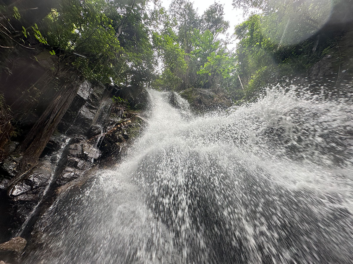 Direkt am Wasserfall von d'Ayome